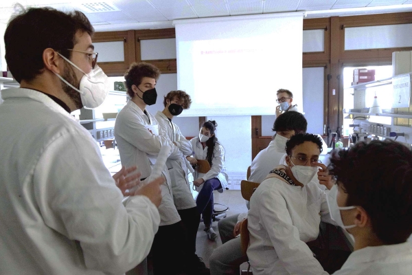 studenti-visita-laboratorio-dipartimento-cibio9674B641-FDA9-0302-C322-76B835234FB2.jpg