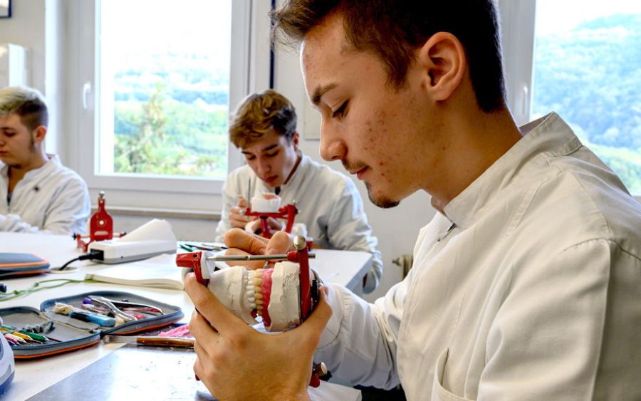 studenti lezione laboratorio odontecnico