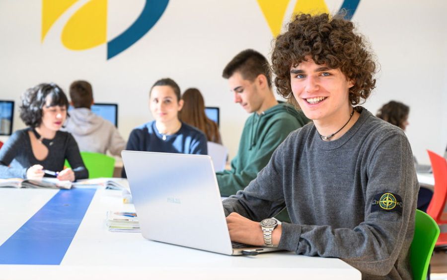 studente laboratorio informatico de-carneri