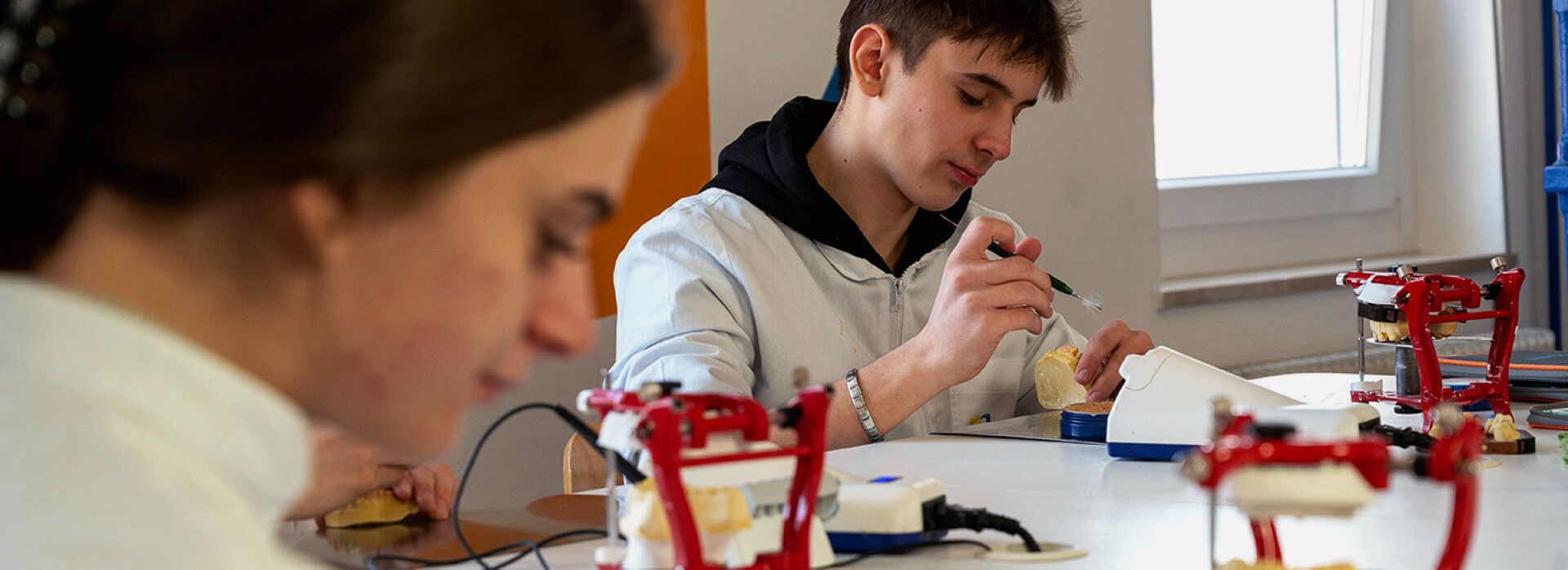 studenti lezione laboratorio odontecnico trento