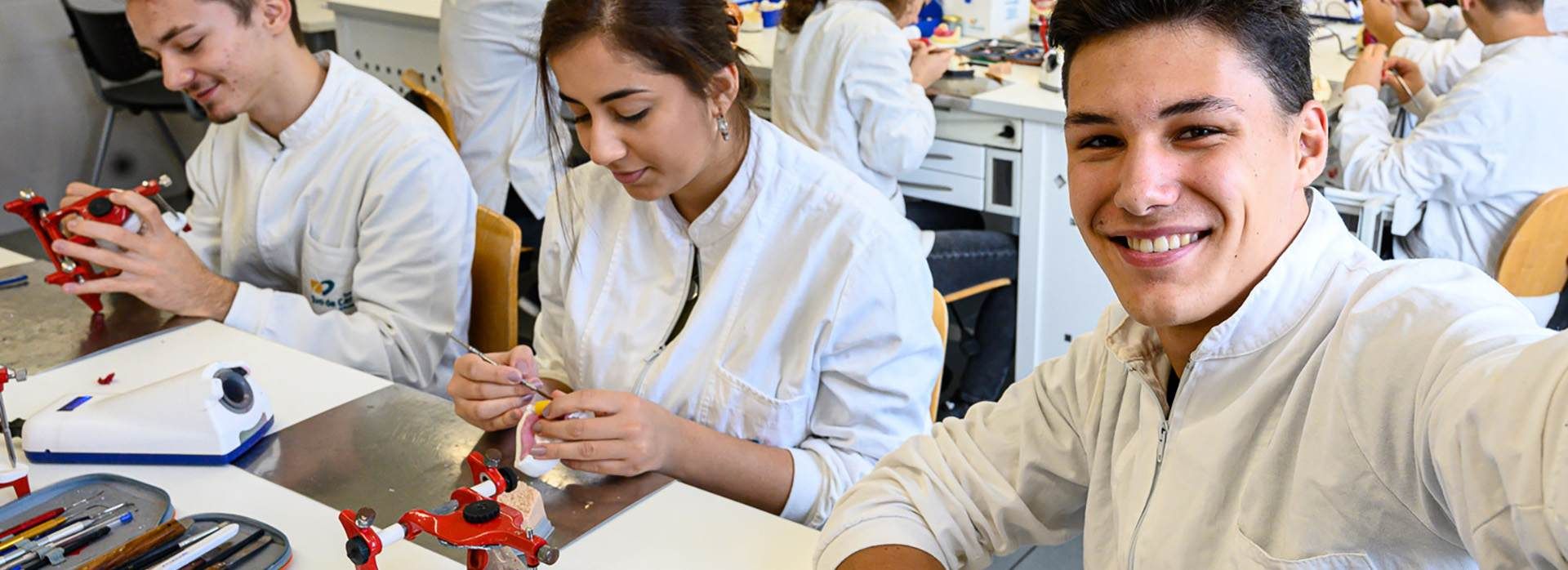 studenti lezione laboratorio odontecnico trento
