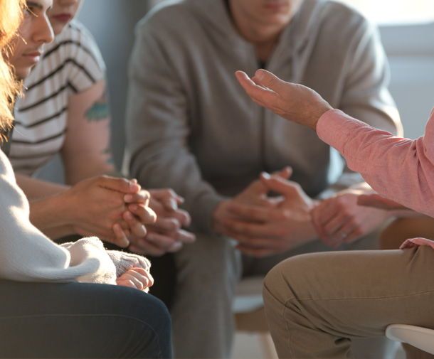 ragazzi studenti studentesse gruppo scuola superiore